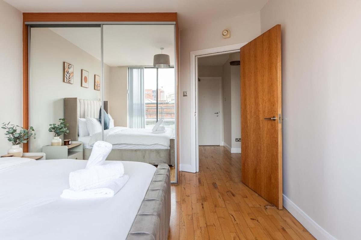 Modern 2 Bedroom, 2 Bathroom In Belfast, Sleeps 6 With Parking Included Apartment *