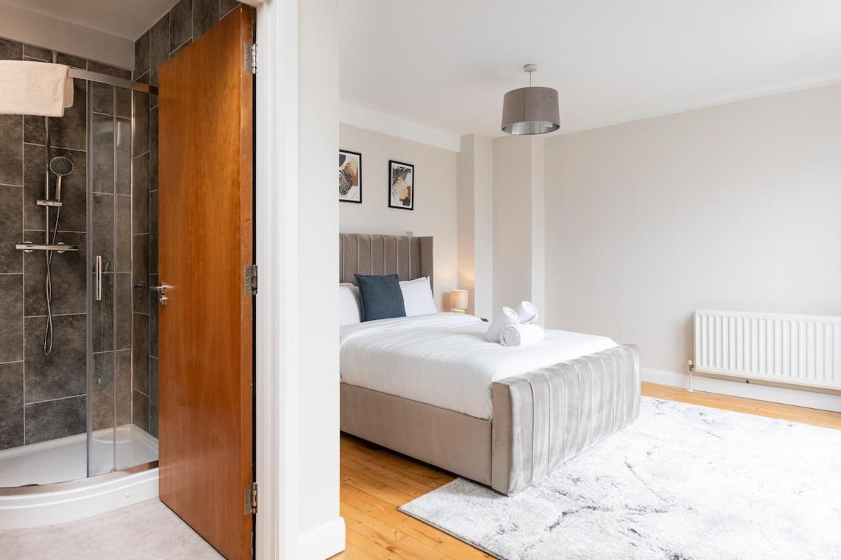 Apartment Modern 2 Bedroom, 2 Bathroom In Belfast, Sleeps 6 With Parking Included